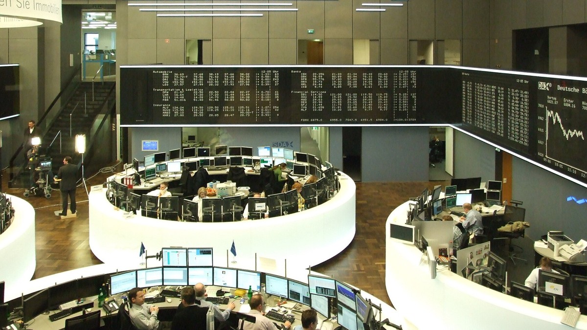 Traders at screens on the Frankfurt Stock Exchange trading floor