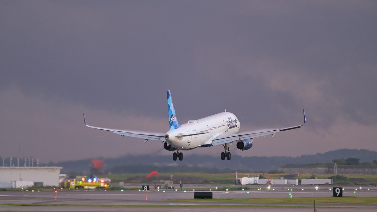 A JetBlue Airbus A321 landing at Boston Logan