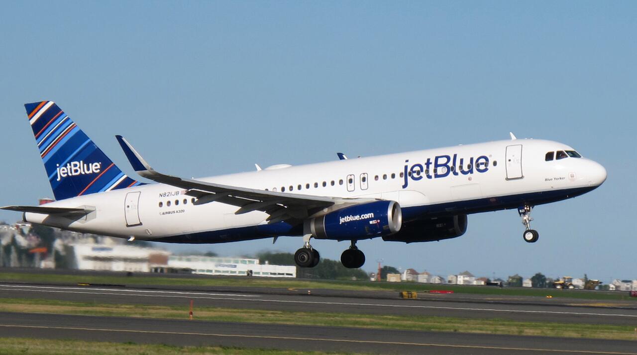 A JetBlue Airbus A320 landing